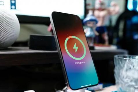 峪泉镇苹果15换屏服务分享用什么充电器给iPhone15充电更好 